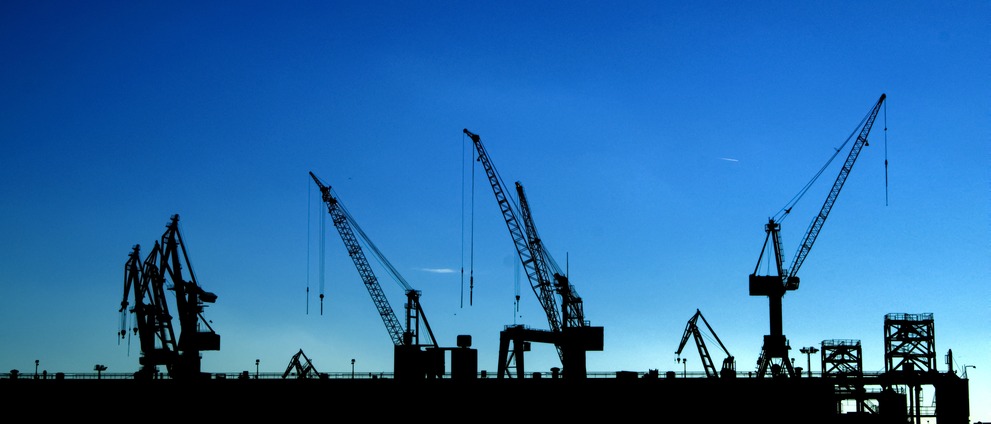 A silouette photo of the cranes seen from the Altona Fischmarkt.