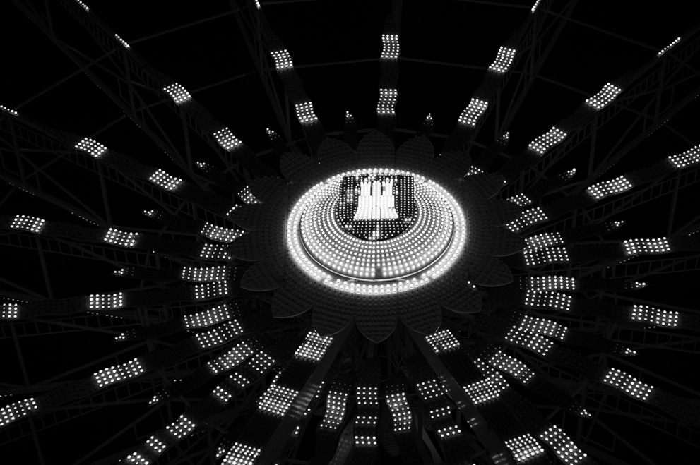 A black and white image of the Hamburg city emblem on ferris wheel.